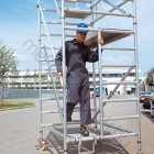 Zarges Multitower 2DT Z600 Lépcsőfeljárós gurulóállvány kitámasztókkal 2.50x1.35m Széles állványméret 200mm-es állítható fékezhető kerékkel - 4.5 m munkamagasság